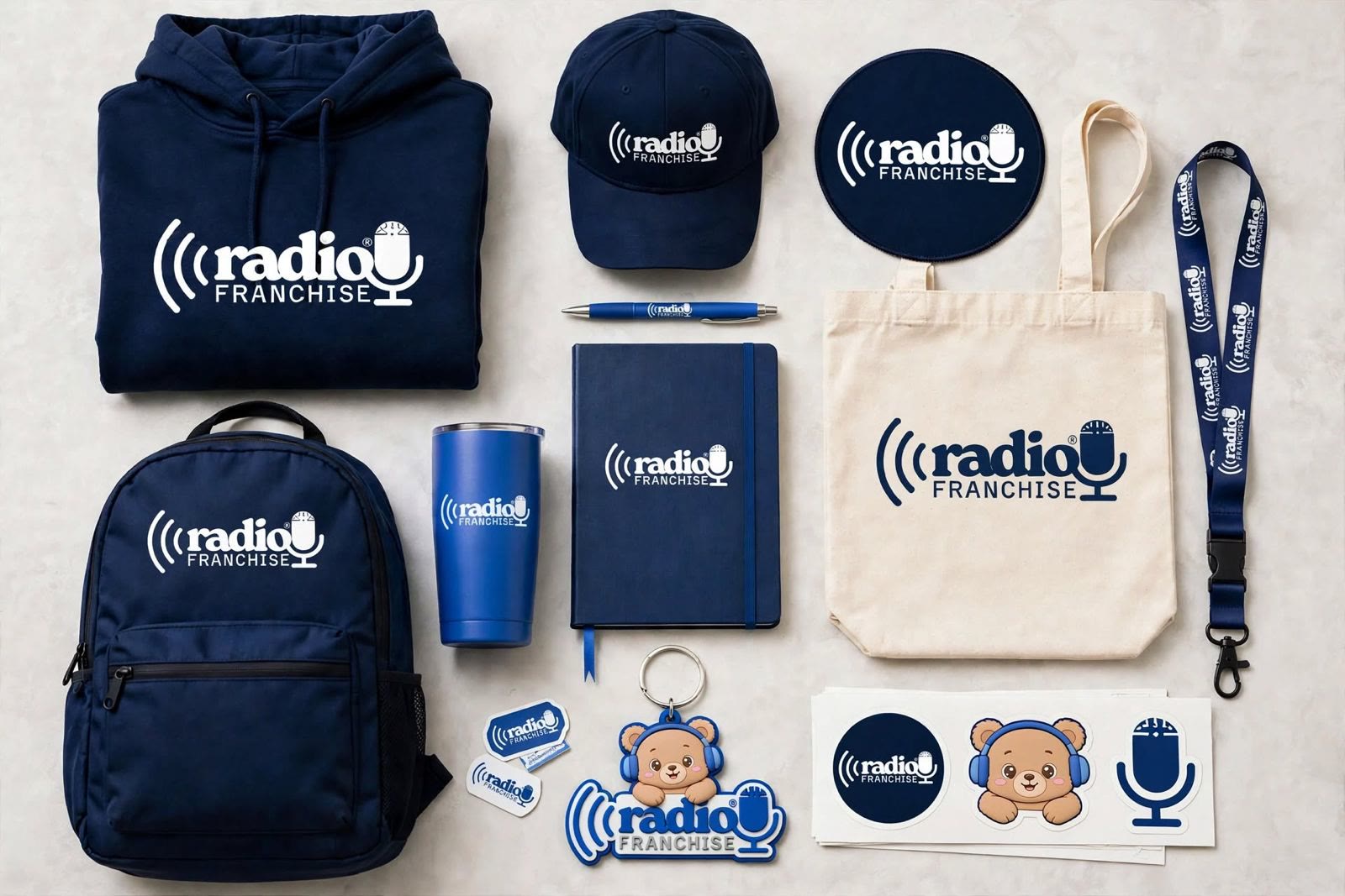 La collezione Radio Franchise: felpa, cappellino, zaino, shopper, borraccia, taccuino, laccetto, tappetino, portachiavi e adesivi